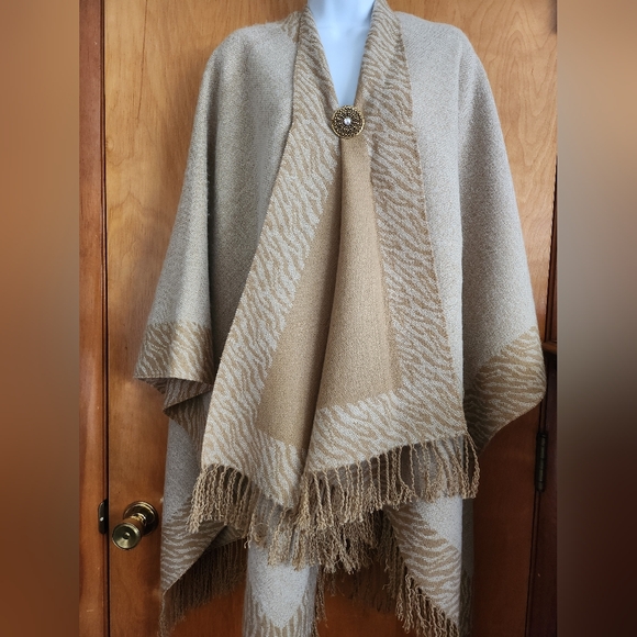 29 Palms Poncho Open Front - Picture 2 of 10